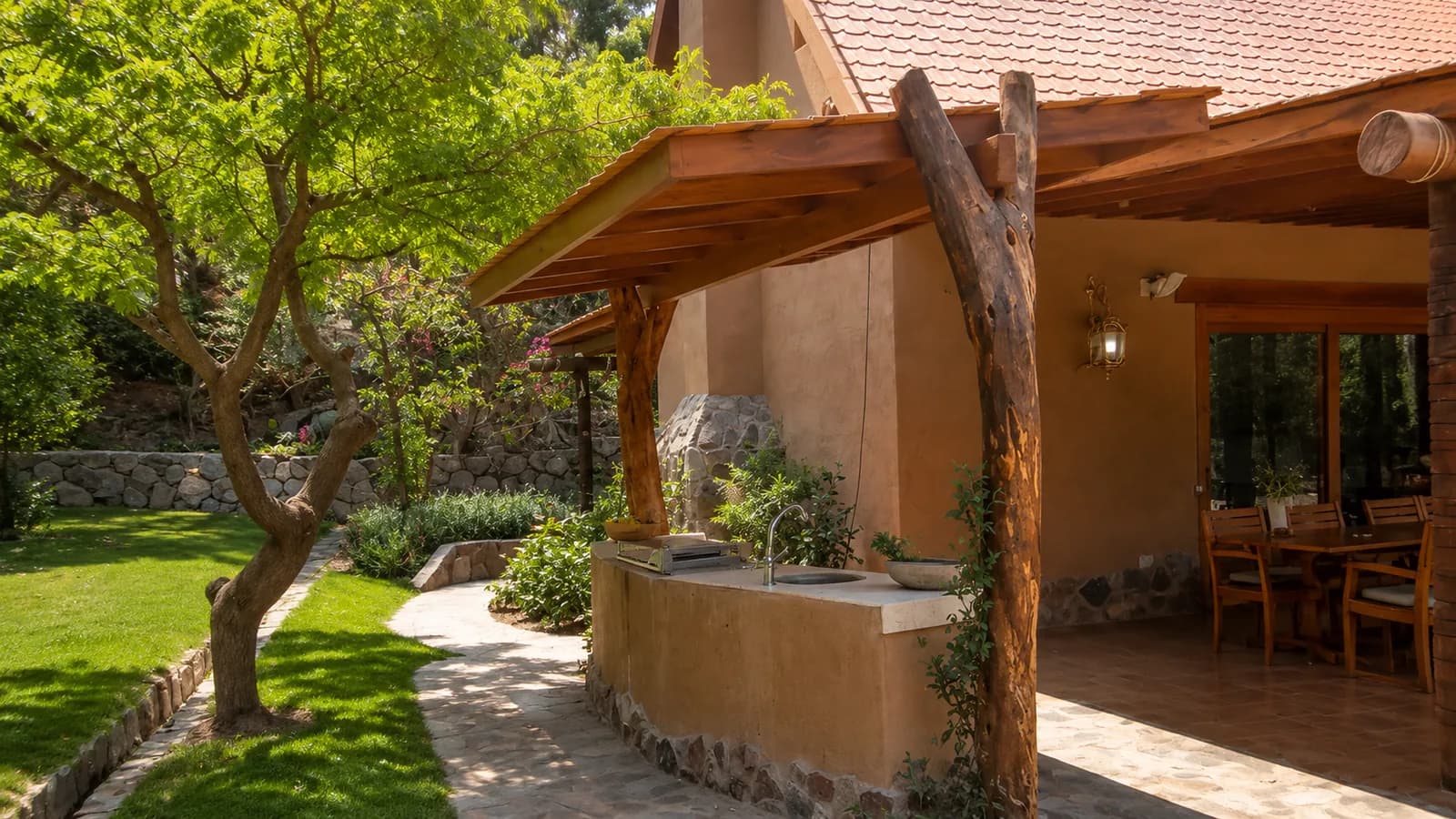 Vivienda campestre junto a un jardín y una pérgola