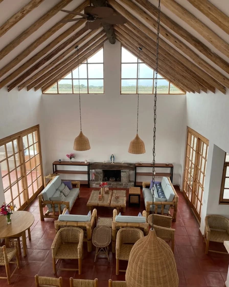 Interior cálido con estructura de madera y luz natural