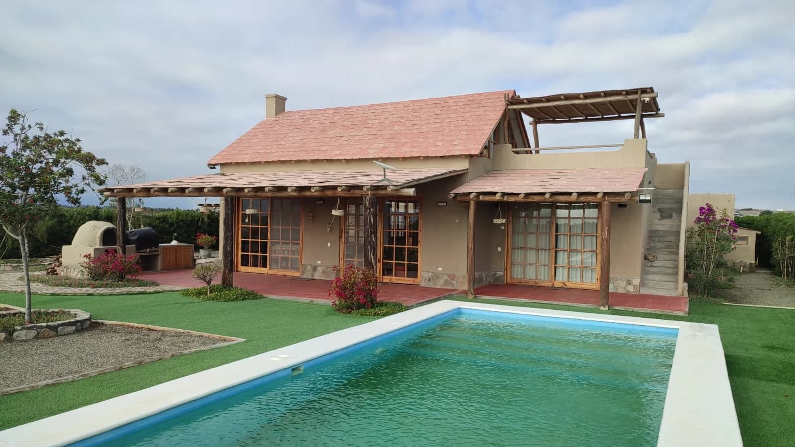 Casa campestre junto a una piscina y áreas verdes